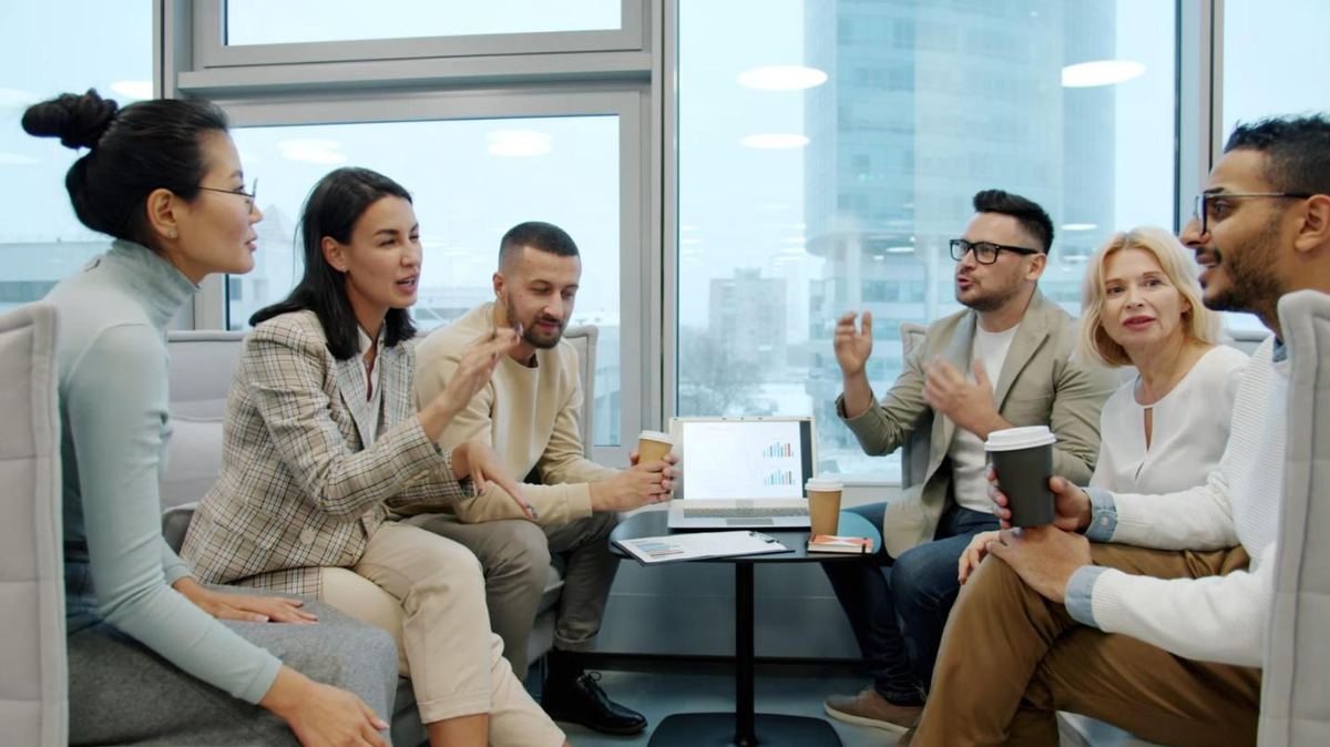 Executivos e engenheiros conversando em um escritório moderno com vista para a cidade
