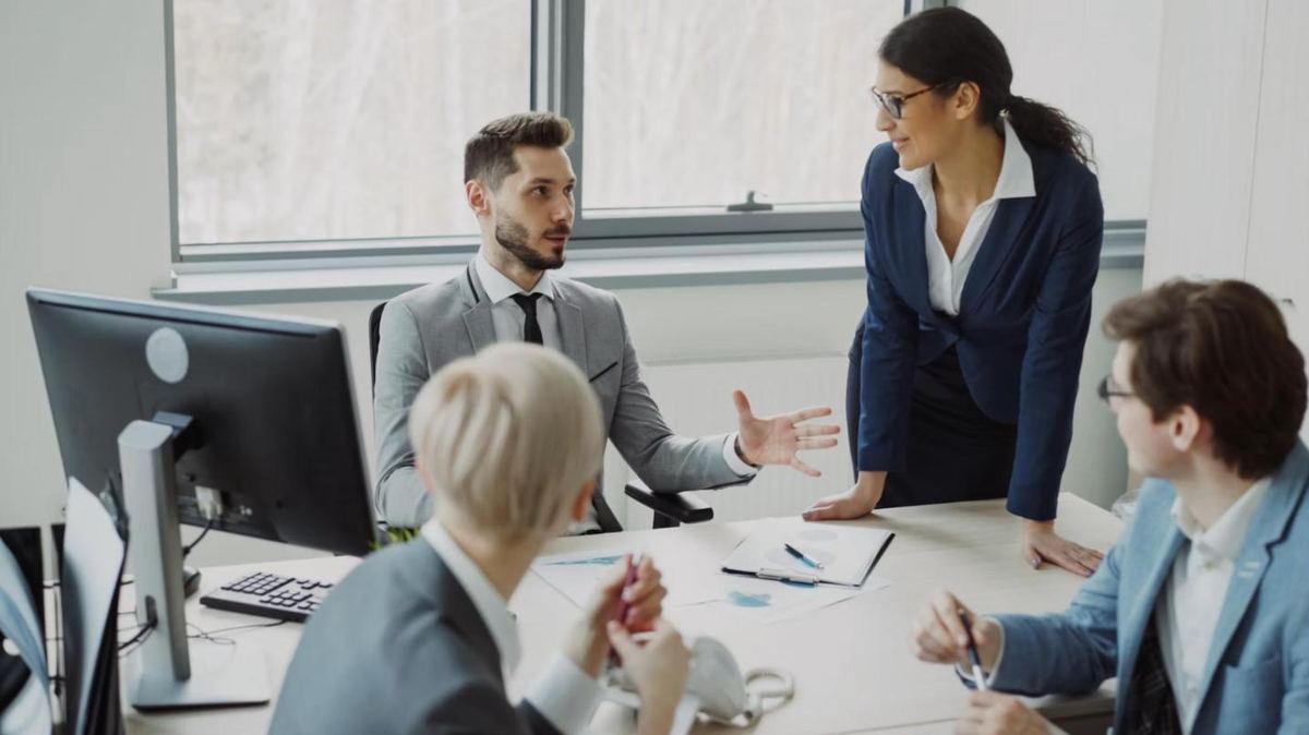 Líder técnica conduzindo reunião com a equipe