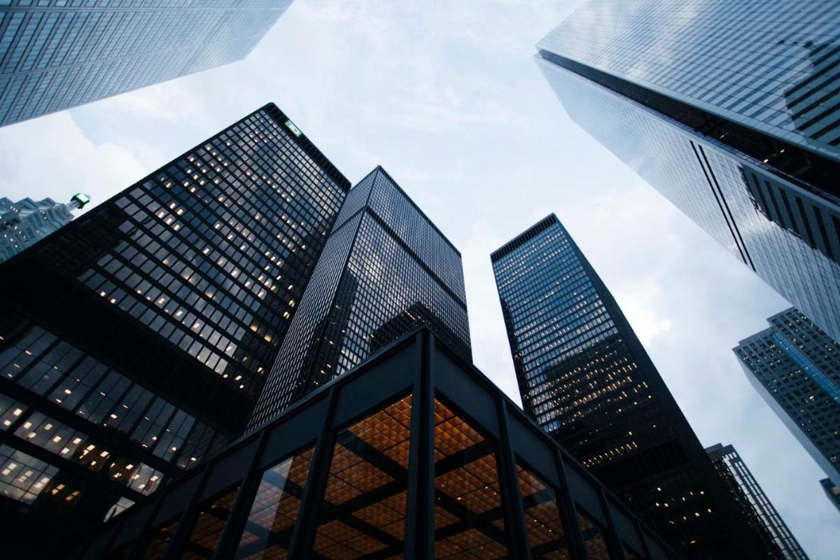 Edifícios corporativos vistos de baixo