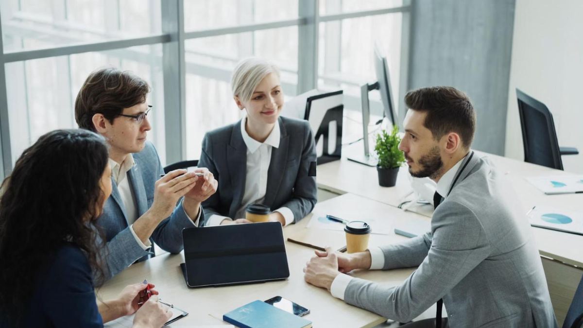 Equipe de negócios em reunião em escritório claro