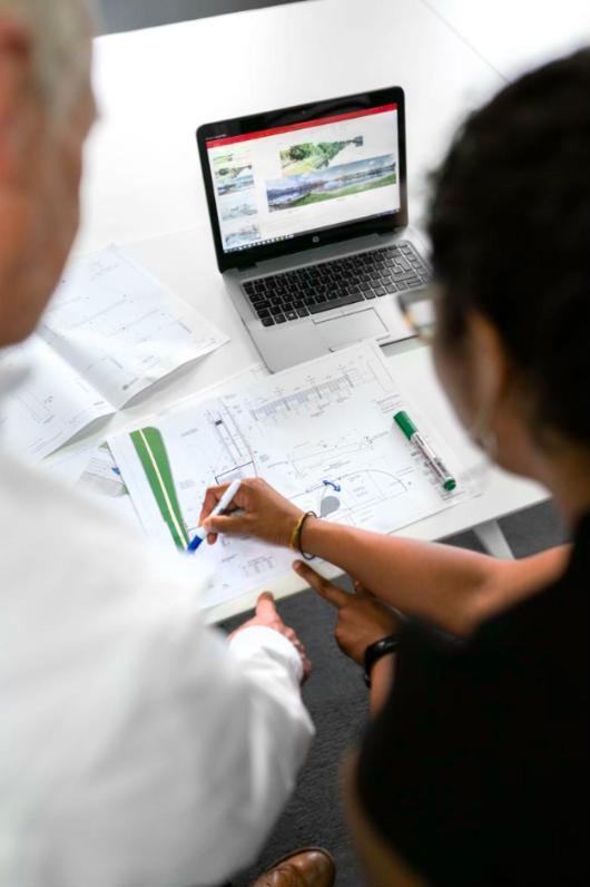 Engenheiros revisando um desenho de arquitetura